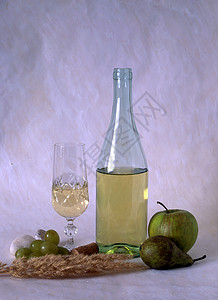 白葡萄和白水果饮料绿色饮食美食杯子白色玻璃食物生活树叶背景图片