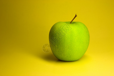 苹果绿色水果饮食袖珍食物大小圆形手掌背景图片