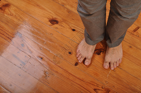人赤脚男性粉色房子脚趾棕色成人木头皮肤修脚地面高清图片