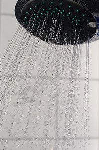 阵雨器水滴液体浴室速度火花洒水器卫生蓝色温泉喷射背景图片