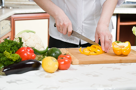 烹煮房子洋葱厨房女孩女性辣椒茄子美食黑发香菜背景图片