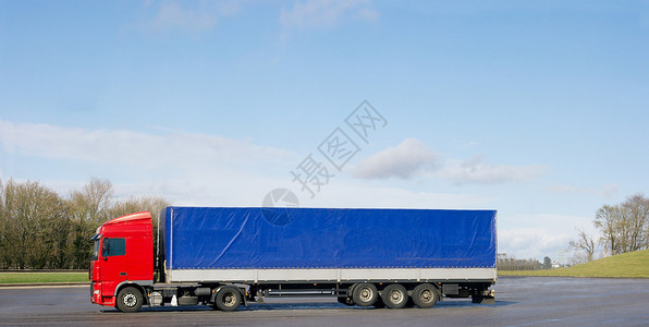 卡车天空送货商品货车贸易运输车后勤车辆船运红色高清图片