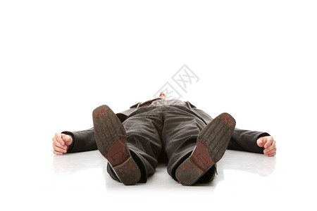 晕倒商务人士在西装上躺下套装压力公司男性工作领带管理人员鞋底地面黑色背景