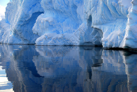 冰景海中反映的冰山细节背景