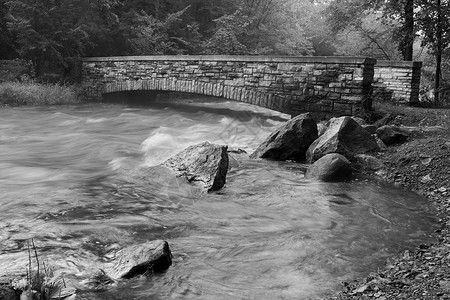 黑白两色的溪水和大桥图片
