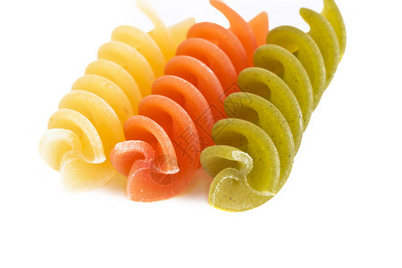 富多彩的原生fusilli通心粉面条健康饮食饮食美食螺旋螺丝背景图片