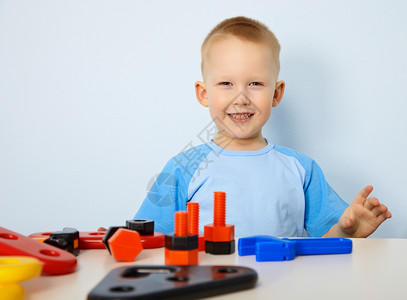 三年陈酿元素玩玩具的快乐儿童塑料孩子男生幼儿园坚果工具微笑训练照片戏剧背景