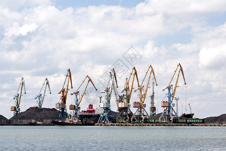 与高塔起重机相连接的海港血管运输海洋商业大部分港口重量重工业码头贸易背景图片