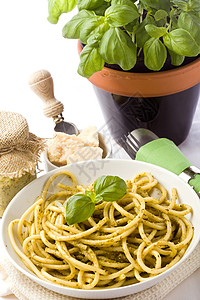 与佩斯托的面食食物香蒜美食面条树叶植物叶子餐巾素菜高清图片