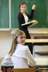 小学生和老师在教室里背景图片