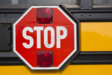黄色校车停牌运输红色安全教育学校公共汽车黑色背景图片
