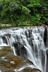 石分三面水瀑速度美丽荒野石头岩石树木溪流旅行场景池塘背景