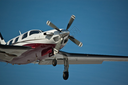 飞行中的轻型飞机航班方法螺旋桨照片起落架运输水平天空背景图片