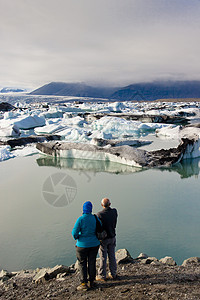 一起去看湖吧情侣相爱 在后台的Jokulsarlon环礁湖冰岛背景