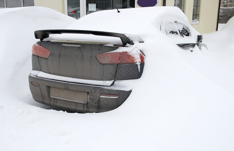 降雪的极端情况 车在雪中风暴生活天气暴风雪季节气候街道汽车雪堆运输背景图片