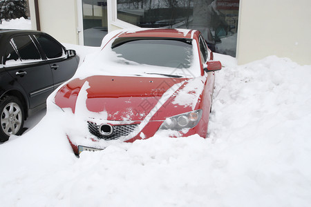 降雪的极端情况 车在雪中温度季节暴风雪雪堆汽车交通风暴灾难车辆街道背景图片
