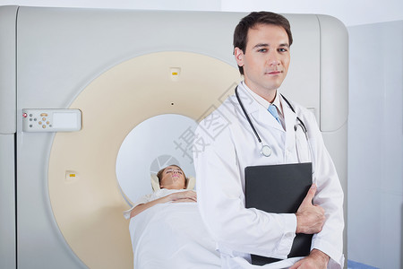 以听诊器向医生微笑核磁共振职业男性射线测试x光计算机化扫描女士放疗背景