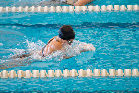 自由式游泳运动员运动游泳衣竞争精神游泳者车道风镜蛙泳蝴蝶海浪背景