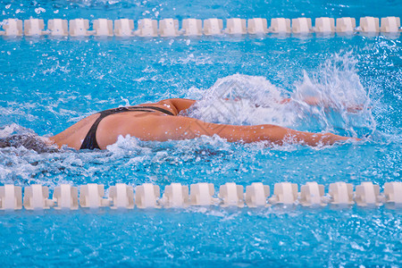 游泳运动员车道蛙泳活力竞争海浪精神水池体育竞赛运动背景图片