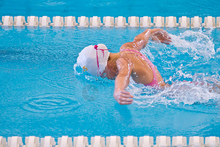自由式游泳运动员游戏蝴蝶水池竞赛蛙泳海浪仰泳风镜运动飞溅背景