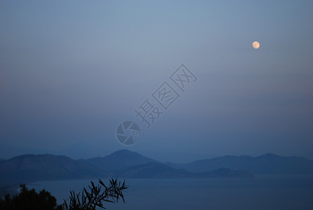 天高地远夜色风景沉思岩石天空地平线丘陵海景水平叶子海洋蓝色背景