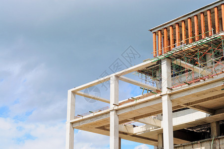 正在建造的建筑办公室房间天空多云背景图片