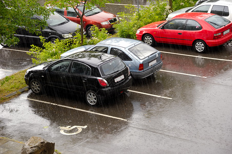 时间煮雨下雨日的车沥青停车场下雨时间天空运动汽车背景