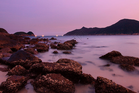 抽象紫色水滩沿海日落 自然构成长期暴露于大气中背景