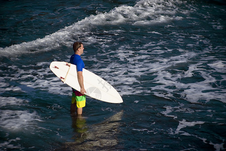 冲浪器沙滩裤波浪冲浪板海洋男人木板冲浪者背景图片