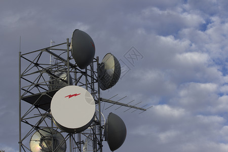 抛物面天线带云的无线无线电天线建筑电话电缆收音机手机金属电讯工程电视沟通背景