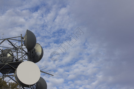抛物面镜手机基站晴朗的天空高清图片