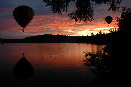 日落日出日落湖上空的热空气气球高清图片