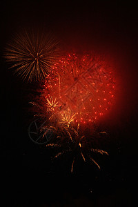 烟花假期天空喜悦庆典火花红色新年星星胜利节日背景图片