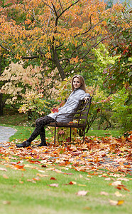 坐在树叶上的女孩女孩坐在小凳子上背景