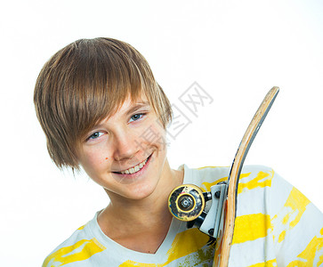 金发男孩站在滑板上孩子眼睛身体白色青春期男性运动青少年乐趣木板背景图片