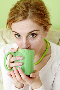 茶绿色项链饮茶咖啡早餐休息指甲眼睛幸福绿色女性杯子背景