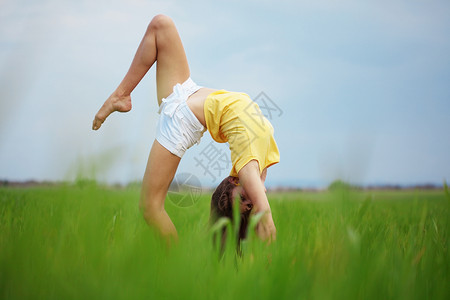 喀里士尼亚人天空女孩健美操自由草地运动员体操舞蹈女性闲暇背景