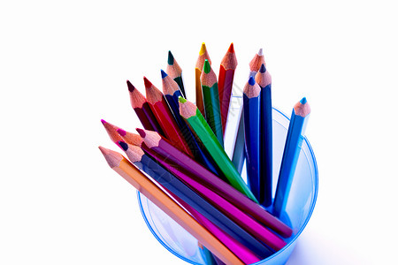 光背景的彩色铅笔玻璃艺术家说谎红色绘画彩虹蓝色浅色艺术背景图片