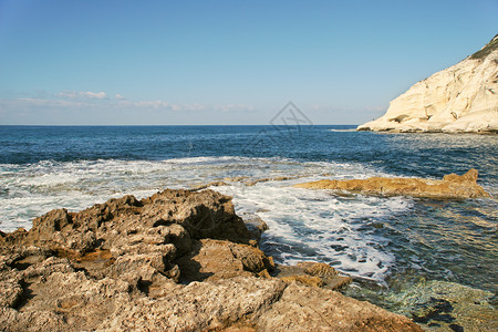 最受欢迎的岩石和海洋 以色列支撑破浪海浪旅游旅行观光粉笔海景游客海岸背景