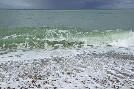 潮浪 阳光明媚的海滩和风暴云高清图片