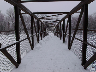 雪桥向下看旧步行桥背景