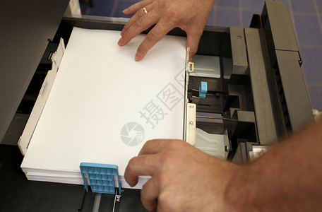 A4可打印将A4纸张插入激光复印机中工作商业复印件办公室容量文书技术打印印刷机器背景