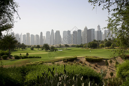 莱美课程迪拜中东部的高尔夫俱乐部天空草地城市闲暇游戏课程建筑绿色国家背景