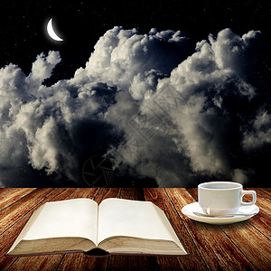 玖月你好时光开放书本和晚上喝咖啡 阅读概念背景