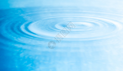 水表面反射蓝色的飞溅高清图片