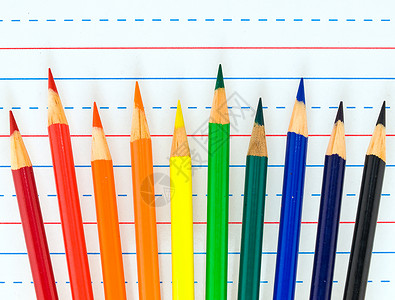彩色铅笔彩虹 线条纸上孤立的彩虹打印绘画补给品工具染色教学学校教育写作背景图片