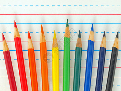 彩色铅笔彩虹 线条纸上孤立的彩虹教育补给品绘画染色打印写作工具学校教学背景图片