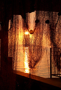网编吊床配有棕榈树环影和渔网的美好日落热带钓鱼海岸海洋假期旅行陷阱支撑休息码头背景