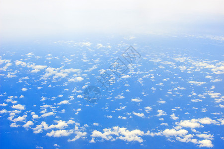 从飞机上看到海洋上空的云框架云景蓝色天线地平线航班天空假期空气太阳背景图片