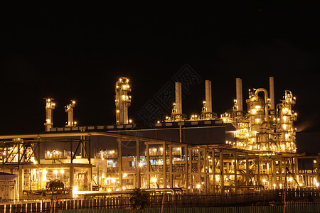 化工工业夜间场景烟囱气体工厂橙子植物管道技术金属背景图片